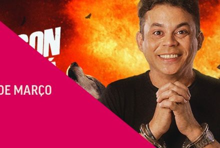 Folder de divulgação. Humorista Emerson Ceará ao centro, suas mãos estão algemadas e seus dedos entrelaçados. Ao fundo, há representação de dois lobos uivando em um cenário de explosão. Aos lados direito e esquerdo há informações sobre o evento – data, local e logo do site para compra de ingressos.