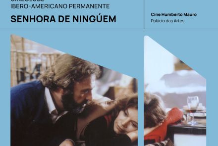 Folder de divulgação do filme "Senhora Ninguém". Mulher deitada sobre travesseiro com expressão de desânimo. Homem sentado ao seu lado encarando seu rosto. Informações sobre a sessão na parte superior da foto.