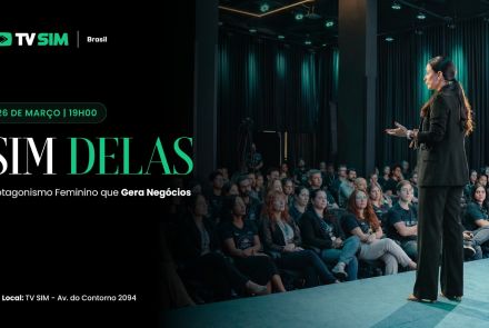 Folder de divulgação do projeto "Sim Delas 2026 | Protagonismo Feminino que Gera Negócios". Mulher palestrando em cima do palco, veste roupa preta social e sapato com salto baixo. Plateia assiste sentada. Informações sobre o evento à esquerda da imagem: título, patrocinadores, local e horário. 