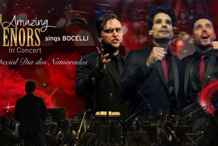 Três artistas em destaque cantando. Eles vestem terno preto e ao fundo há uma orquestra com maestro. Informações sobre o evento na parte superior da foto.