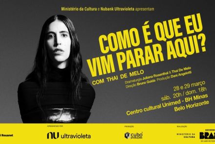 Cartaz de espetáculo com fundo escuro. À esquerda, retrato em preto e branco de uma mulher de cabelos longos, vestindo roupa preta, olhando diretamente para a câmera, com expressão séria. À direita, em destaque, o título em letras grandes amarelas, seguido de informações sobre elenco, datas e local.