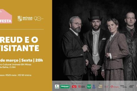 Cartaz de espetáculo teatral com fundo dividido em duas partes. À esquerda, sobre fundo mostarda, estão as informações sobre o evento – título, data e localização. À direita, fotografia em tons escuros mostra quatro pessoas caracterizadas com figurinos de época: dois homens de terno, um homem com cartola e uma mulher com traje formal, todos posando de frente para a câmera.