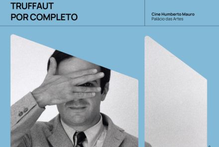 Folder de divulgação da programação "Truffaut por completo". Foto em preto e branco de um homem vestindo terno claro e tampando o rosto com uma das mãos. Informações sobre o evento na parte superior da foto.