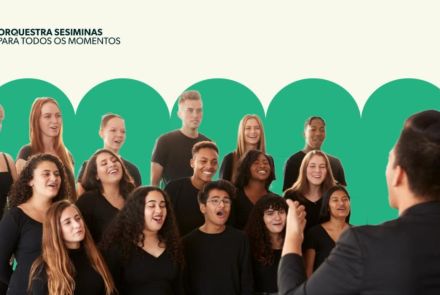 Cartaz da Orquestra Sesiminas. A imagem mostra um grupo de jovens cantores vestidos de preto, organizados como um coral, cantando enquanto um maestro aparece de costas regendo o grupo. O fundo tem formas arredondadas em verde.