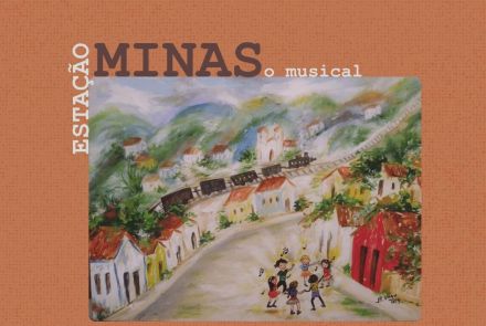 Cartaz do espetáculo. Ao centro, uma pintura colorida mostra uma pequena cidade entre montanhas, com casas simples, um trem passando ao fundo e crianças dançando na rua com notas musicais ao redor. O fundo do cartaz é laranja, com o título do espetáculo em destaque na parte superior.