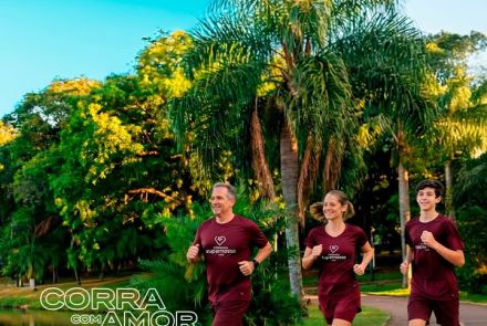 Foto de capa da corrida Supernosso ilustrando 3 atletas correndo no parque e vestindo a blusa oficial roxa 