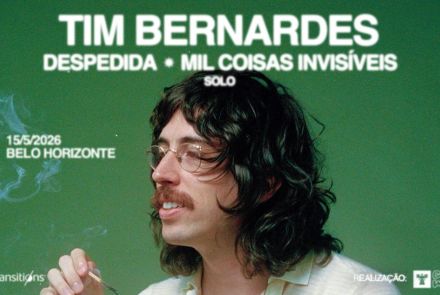 Flyer com fundo verde e imagem do artista Tim Bernardes e o evento Turnê de despedida de “Mil Coisas Invisíveis” 