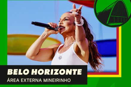 O cartaz vertical tem fundo verde vibrante. No centro, uma foto de Ivete Sangalo sorridente, segurando um microfone e apontando para o público. Ela veste uma regata branca e acessórios prateados. No topo, lê-se o nome do evento "Ivete Clareou" em letras pretas estilizadas. À direita, há um selo circular com o desenho da Igrejinha da Pampulha.