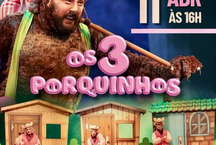 Foto de capa do espetaculo teatral infantil "Os 3 porquinhos", contendo data e local do evento