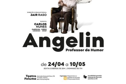 Foto de capa do espetáculo "Angelin, Professor de Humor", com fundo todo branco, textos informativos da data, local e titulo da obra com preto e foto do artista sentado na cadeira com asas de mariposa 