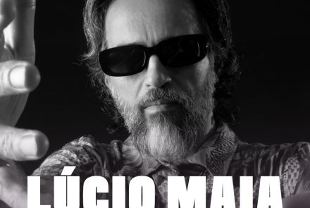 Imagem em preto e branco de divulgação do artista cantor Lúcio Maia