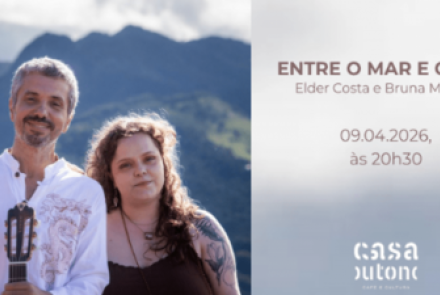 duas pessoas posando para foto de fundo da montanha