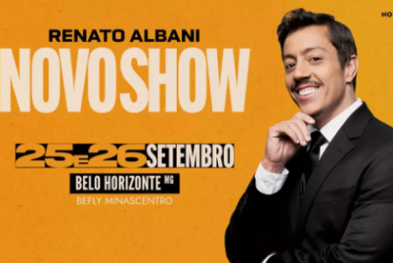 Banner promocional do humorista Renato Albani para seu "Novo Show". Sobre um fundo amarelo mostarda, o comediante aparece à direita, sorridente e de terno preto. Ao lado, o texto destaca as datas 25 e 26 de setembro em Belo Horizonte, no espaço BeFly Minascentro. O cartaz inclui a classificação indicativa de 16 anos e o logo da produtora Non Stop.