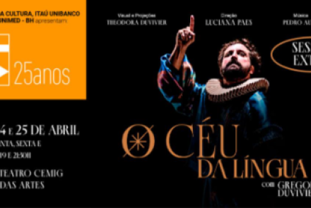 Imagem de um homem apontando pra cima 