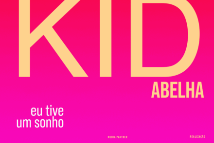 A imagem é um cartaz com fundo em degradê rosa vibrante. No topo, destaca-se a palavra **"KID"** em letras gigantes e beges, seguida por **"ABELHA"** logo abaixo, à direita. No canto inferior esquerdo, aparece a frase **"eu tive um sonho"** em letras brancas. O rodapé contém logotipos de parceiros e realizadores, como **Eletromidia**, **Posto 9** e **Live Nation**. O design é moderno e focado na tipografia, sugerindo a divulgação de um evento ou turnê da banda.