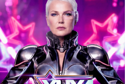 A imagem apresenta um pôster promocional com a apresentadora Xuxa centralizada, em um estilo futurista e tecnológico. Ela tem cabelos curtos e platinados, usa um visor transparente sobre um dos olhos e veste uma armadura preta brilhante com detalhes metálicos. Ao fundo, há luzes neon em tons de rosa e roxo, formando silhuetas de estrelas. Na parte inferior, destaca-se o logotipo colorido: "XUXA: O ÚLTIMO VOO DA NAVE", acompanhado da marca Itaú Live no topo.