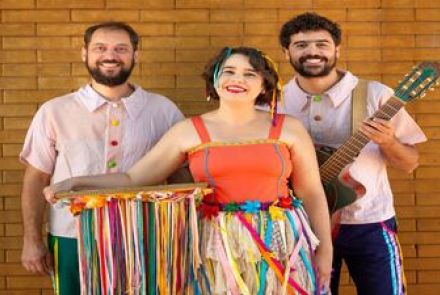 Imagem de três pessoas posando 