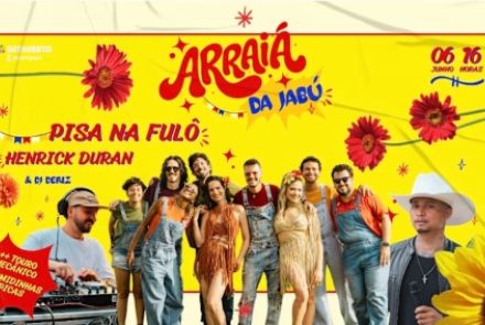 Este cartaz horizontal anuncia o evento "Arraiá da Jabú" utilizando uma identidade visual alegre e ensolarada, dominada por um fundo amarelo vibrante e emoldurada por uma borda decorada com linhas onduladas azuis e pequenas flores vermelhas nas laterais. No topo centralizado, o título ganha destaque em letras vermelhas e azuis estilizadas, acompanhado no canto superior direito pelas informações de data e horário: 06 de Junho às 16 Horas. A parte central exibe fotos recortadas das atrações do evento: no meio