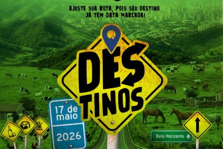 Foto de capa de divulgação do evento "Destinos: Made in Minas Gerais" contendo uma placa de trasito com o nome do evento, um cenario rual de fundo de tela e a data 