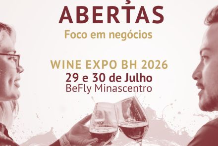 Foto de capa convidativa para a feira Wine Expo contendo duas pessoas se olhando enquanto seguram tarças de vinho 