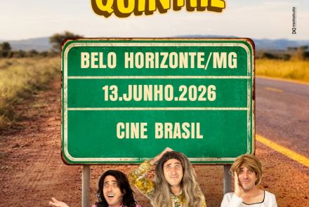 Quatro personagens cômicos (vividos pelo mesmo ator com perucas diferentes) aparecem à beira de uma estrada ao lado de malas de viagem. No centro, uma grande placa de trânsito verde traz as informações: "BELO HORIZONTE/MG • 13.JUNHO.2026 • CINE BRASIL". No topo, destaca-se o título em letras amarelas: "FORA DO QUINTAL". Um dos personagens segura um cartaz de papelão escrito "SHOW DE HUMOR".