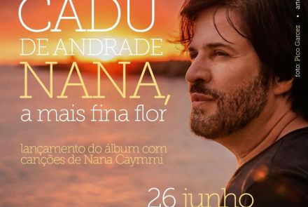 artaz de formato quadrado com a foto do cantor Cadu de Andrade em primeiro plano, no lado direito. Ele é um homem branco, de perfil, com cabelos e barba castanhos curtidos, olhando para a esquerda. Ao fundo, uma paisagem de praia ao pôr do sol com tons alaranjados refletidos na água. No lado esquerdo, em letras brancas e amarelas, lê-se: "Cadu de Andrade - Nana, a mais fina flor. Lançamento do álbum com canções de Nana Caymmi".