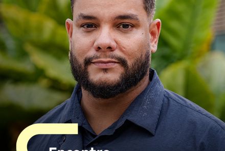 Foto de capa do evento "Encontro com Educadores" contendo data e horario e a foto do Gerente de Educação Continuada no Instituto Inhotim: João Andrade