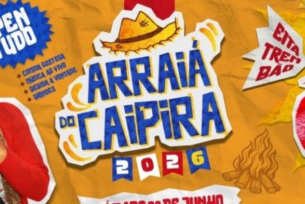Este cartaz horizontal apresenta uma identidade visual enérgica e bem-humorada sobre um fundo amarelo texturizado que simula papel amassado. No lado esquerdo, destaca-se a imagem recortada do personagem caipira interpretado pelo ator Paulo Gustavo, vestindo um casaco vermelho e expressando grande surpresa com as mãos nas bochechas, posicionado logo abaixo de um pequeno varal de bandeirinhas e de um selo azul pontiagudo com a inscrição "OPEN TUDO", acompanhada pelos atrativos de comida gostosa, música ao viv