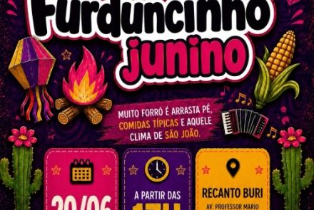 Este cartaz vertical anuncia o evento "Furduncinho Junino" utilizando uma identidade visual bastante colorida, vibrante e festiva sobre um fundo roxo texturizado com padrões de espirais. No topo, decorado por um varal de bandeirinhas juninas xadrez nas cores rosa e amarelo com pequenas lâmpadas acesas nas pontas, destaca-se um grande chapéu de palha caipira com fita rosa. O título principal aparece logo abaixo em letras garrafais e arredondadas nas cores branco e rosa com contorno preto. No centro da compos