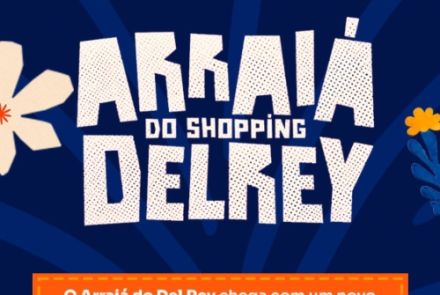 Este cartaz vertical anuncia o "Arraiá do Shopping Del Rey" utilizando uma identidade moderna sobre um fundo azul-escuro com raios de luz sutis e ilustrações florais simples nas laterais. No topo, decorado com bandeirinhas laranjas, aparecem as marcas dos realizadores: Start 31 Produtora e o selo de 35 anos do Shopping Delrey. O centro é dominado pelo título do evento em letras brancas garrafais com uma textura quadriculada rústica. Na metade inferior, uma grande caixa de texto laranja com borda tracejada a