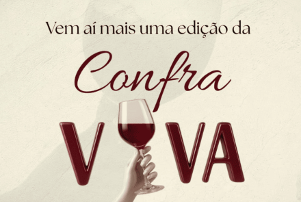 Card promocional em tom creme com o texto "Vem aí mais uma edição da Confra VIVA". O nome do evento destaca-se com "Confra" em letras cursivas e "VIVA" em letras grandes e tridimensionais na cor vinho, onde a letra "I" é criativamente substituída pela imagem de uma mão segurando uma taça de vinho tinto.