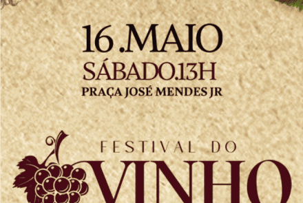 Cartaz com fundo de textura rústica bege e detalhes de ramos de uva nos cantos superiores. No topo, os logotipos Sympla e Supernosso. Ao centro, as informações em letras marrons: 16 . MAIO | SÁBADO . 13H | PRAÇA JOSÉ MENDES JR. Na parte inferior, destaca-se o título "FESTIVAL DO VINHO" em letras grandes na cor vinho, acompanhado por uma ilustração detalhada de um cacho de uvas à esquerda.