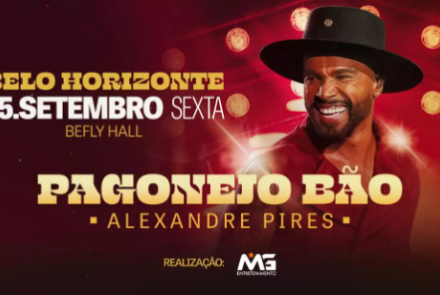 Cartaz com fundo vermelho iluminado por refletores. À direita, o cantor Alexandre Pires sorri vestindo camisa vermelha e chapéu preto de abas retas. À esquerda, o texto em letras douradas e brancas: BELO HORIZONTE | 25.SETEMBRO SEXTA | BEFLY HALL. Centralizado abaixo, o nome do evento: PAGONEJO BÃO - ALEXANDRE PIRES. No rodapé, o logotipo da MG Entretenimento.