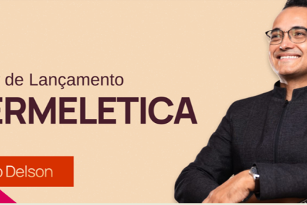 Banner horizontal com fundo bege claro. À direita, um homem sorridente de óculos e camisa social preta segura o braço de um violão. À esquerda, o texto em destaque: "Show de Lançamento HERMELETICA". Logo abaixo, em uma pequena tarja vermelha, o nome do artista: "Tio Delson". No canto inferior esquerdo, há um detalhe triangular em tom de rosa vibrante.