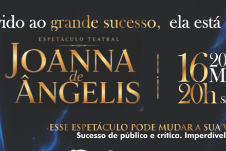 Banner horizontal com fundo escuro e efeitos de luz azul e dourada. À esquerda, uma mulher vestida de freira sorri e segura um livro aberto. No centro, o título em letras douradas: "JOANNA DE ÂNGELIS - ESPETÁCULO TEATRAL". À direita, as informações do evento: "16 de Maio de 2026 às 20h, Sábado". O texto superior diz: "Devido ao grande sucesso, ela está de volta!", e o inferior destaca: "Esse espetáculo pode mudar a sua vida". No canto inferior esquerdo, há um detalhe triangular rosa.