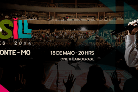 Banner horizontal mostrando ao fundo um teatro lotado sob luzes quentes. À direita, em primeiro plano, o cantor Eli Soares sorri enquanto segura um microfone. À esquerda, o logotipo colorido da "Turnê BRASIL 2026". Abaixo, as informações do show: "Belo Horizonte - MG", data e horário: "18 de Maio - 20 hrs" e o local: "Cine Theatro Brasil". No canto inferior esquerdo, há um detalhe em rosa vibrante.