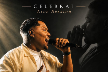 A imagem horizontal exibe um homem negro cantando com entusiasmo sob um feixe de luz dourada que vem do canto superior esquerdo. Ele está de perfil, segura um microfone e veste uma camisa clara. À direita, em meio ao fundo escuro, aparece uma silhueta do mesmo homem em uma pose de oração ou reflexão. No topo central, lê-se o texto em letras douradas: "C E L E B R A I - Live Session".