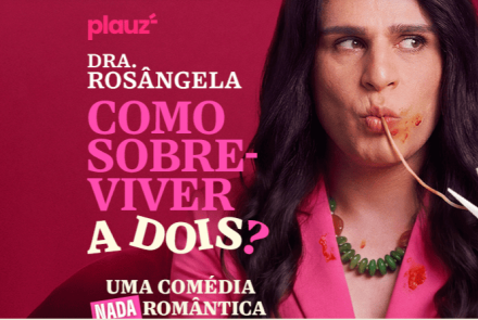 A imagem horizontal em tons de rosa e vermelho destaca uma pessoa de cabelos longos e escuros, vestindo um blazer rosa e colar verde. Ela está com o rosto sujo de molho e segura um fio de espaguete com a boca, enquanto tenta cortá-lo com uma tesoura, olhando para o lado com desconfiança. No lado esquerdo, o texto em letras grandes diz: "DRA. ROSÂNGELA: COMO SOBREVIVER A DOIS?", seguido abaixo pela frase "UMA COMÉDIA NADA ROMÂNTICA".