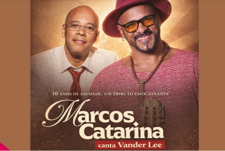 A imagem horizontal traz os músicos Vander Lee e Marcos Catarina sorrindo lado a lado contra um fundo dourado e iluminado. À esquerda, Vander Lee aparece com óculos de grau e camisa social com gravata. À direita, Marcos Catarina usa chapéu e óculos escuros com lentes amarelas. Na parte inferior, destaca-se o texto: "Marcos Catarina canta Vander Lee", acompanhado da frase "10 anos de saudade, um tributo emocionante".
