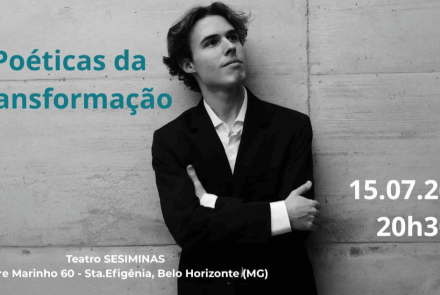 O anúncio traz a fotografia em preto e branco de um jovem de braços cruzados, vestindo paletó escuro e camisa social clara, encostado em uma parede de concreto com textura áspera. Ele olha pensativo para o alto e para a direita. No canto superior esquerdo, o título do evento está escrito em letras azuis-esverdeadas. No lado direito, constam a data e o horário: 15.07.26 às 20h30. Na parte inferior, o texto indica o local do espetáculo: Teatro SESIMINAS (Rua Padre Marinho, 60 - Santa Efigênia, Belo Horizonte 