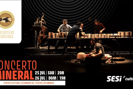 O anúncio apresenta um fundo preto com uma imagem centralizada de músicos no palco utilizando instrumentos de percussão não convencionais dispostos sobre uma longa mesa, acompanhados por um contrabaixo ao fundo. No canto superior esquerdo, há um selo branco com o logotipo do projeto "Encontros Musicais" (duas mãos se cumprimentando). No canto inferior esquerdo, destaca-se o título em letras garrafais laranjas e brancas, informando as datas: 25 de julho (sábado) às 20h e 26 de julho (domingo) às 19h, no Cent