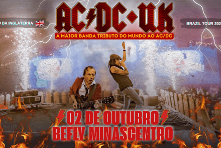 O anúncio apresenta uma estética enérgica de rock, simulando um palco ao vivo cercado por chamas na parte inferior e raios elétricos no topo. No centro, dois integrantes da banda aparecem em plena performance: um guitarrista com o visual clássico de uniforme escolar e um vocalista com boina de lado. No topo, destaca-se o logotipo "AC/DC UK" com o subtítulo "A maior banda tributo do mundo ao AC/DC", ladeado pelas inscrições "Direto da Inglaterra" (com a bandeira do Reino Unido) e "Brazil Tour 2026" (com a ba
