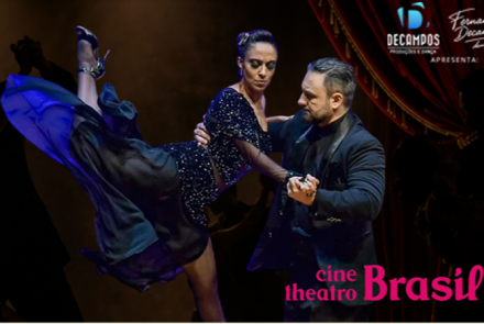 Fotografia de um casal dançando tango em um palco. Uma mulher com vestido preto brilhante está inclinada para trás no ar, com uma das pernas estendida para o alto. Ela é amparada por um homem de terno preto. O fundo é escuro, com cortinas vermelhas e logotipos do "Cine Theatro Brasil" e "Decampos" à direita.