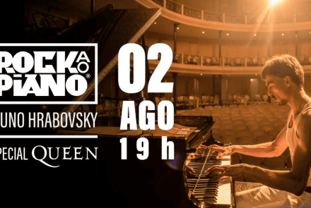 O anúncio traz uma fotografia ambientada no palco de um teatro clássico e imponente, banhado por uma iluminação dourada e calorosa vinda do fundo. À direita, o pianista veste uma regata branca e aparece concentrado, tocando de perfil em um piano de cauda preta que ocupa o centro da imagem. Do lado esquerdo, em letras brancas marcantes, destaca-se o logotipo do projeto "ROCK AO PIANO", seguido pelo nome do músico e a especificação "ESPECIAL QUEEN". No centro, em tipografia vertical alongada, constam a data e