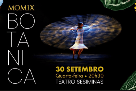 O cartaz do espetáculo Botanica, da famosa companhia de dança Momix, apresenta uma identidade visual marcante sobre um fundo inteiramente preto. A composição é emoldurada por elementos da flora dispostos nos cantos da imagem, exibindo flores em tons vibrantes de laranja e amarelo, como girassóis, além de folhas verdes detalhadas com suas nervuras aparentes. No lado esquerdo, o título da obra está distribuído verticalmente em letras maiúsculas brancas e de espessura fina, formando a palavra Botanica, encimad