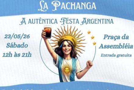 O cartaz de divulgação do evento apresenta um fundo estruturado nas cores azul-claro e branco, que remetem à bandeira da Argentina. Na parte superior central, destaca-se um logotipo circular preto com as inscrições "PROJETO bh" e "CULT", seguido imediatamente abaixo pela palavra "APRESENTA:". Centralizado no topo da composição principal, o título do evento aparece em destaque com a inscrição "LA PACHANGA", acompanhado logo abaixo pelo subtítulo "A AUTÊNTICA FESTA ARGENTINA". No centro do cartaz, há uma ilu