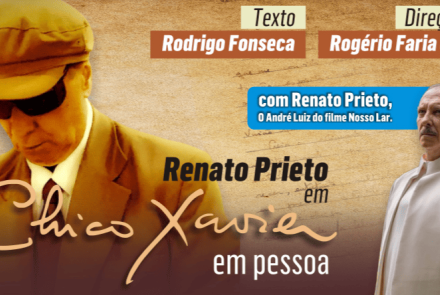 Cartaz promocional da peça "Chico Xavier em pessoa", estrelada por Renato Prieto. O fundo tem textura de papel antigo e manuscritos. À esquerda, Chico Xavier aparece de terno, gravata, óculos escuros e boina, olhando para baixo. À direita, o ator Renato Prieto surge caracterizado com uma túnica branca. No topo, constam os créditos de texto de Rodrigo Fonseca e direção de Rogério Faria Jr., além de uma faixa azul destacando Prieto como o André Luiz do filme *Nosso Lar*.