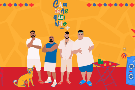 Ilustração digital em estilo vetorizado sobre um fundo amarelo e chão vermelho. No centro, quatro homens que integram o grupo Menos é Mais aparecem de bermuda e roupas casuais de verão. No topo, lê-se o título "Churrasquinho" com letras coloridas e desalinhadas. Completando o cenário festivo, há elementos simples em traços coloridos: uma cadeira de plástico vermelha à esquerda, um cachorro vira-lata de óculos escuros sentado, uma mesa de bar com garrafa e copos ao centro, e uma caixa de som azul à direita.