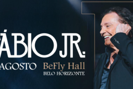 Banner promocional do show do cantor Fábio Jr. em Belo Horizonte, sobre um fundo escuro. À direita, o artista aparece de perfil, sorrindo com os olhos fechados e vestindo um terno preto. À esquerda, o texto em letras brancas destaca o nome "FÁBIO JR." e traz as informações do evento: dia 01 de agosto no BeFly Hall.