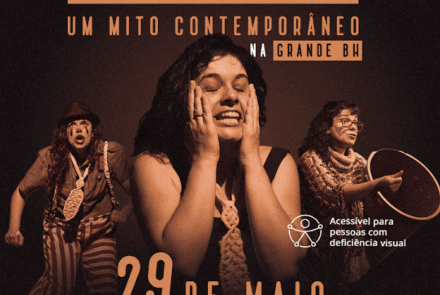 Cartaz promocional da peça teatral "Plástico — Um Mito Contemporâneo na Grande BH", com fundo escuro e iluminação em tom sépia. No centro, uma atriz expressa desespero com as mãos no rosto e olhos fechados. À esquerda, outra atriz aparece caracterizada como palhaço com calça listrada e chapéu e, à direita, uma terceira mulher usa óculos e segura um balde. O texto destaca a data de 29 de maio, sexta-feira, às 19h30, no Galpão Cine Horto, em Belo Horizonte, trazendo também um selo de acessibilidade visual.